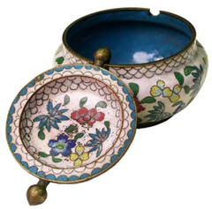 Tilt-top Ash Tray